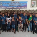 KUNJUNGAN: Pengurus dan anggota PWI Sidoarjo pose bersama dengan pengasuh dan anak-anak di PPSAB Sidoarjo, Rabu (29/5). foto: ist