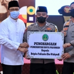 Wali Kota Pasuruan Gus Ipul dan Wawali Mas Adi juga memberikan penghargaan kepada sejumlah sosok berprestasi.