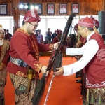 Bupati Kediri Hanindhito Himawan Pramana didampingi Wakil Bupati Dewi Mariya Ulfa saat menyerahkan lambang seni budaya yakni jaranan jowo, pecut tiban, dan wayang krucil kepada Forkopimda Kabupaten Kediri. Foto: Ist.