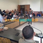 Anggota Komisi B DPRD Bangkalan, Afif Mahfudz Hadi,  saat menerima audiensi dengan paguyuban dari Pasar Ki Lemah Duwur. Foto: AHMAD FAUZI/BANGSAONLINE