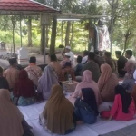 Sejumlah peziarah dari berbagai daerah saat berada di Makam Syekh Muhammad Nur Alamsyah sebelum dibongkar. Foto: Ist