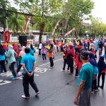 Puluhan ribu warga Pacitan saat melakukan kegiatan senam Poco-Poco massal di Alun-alun Pacitan.

