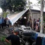 NAAS: Mobil tangki yang pecah ban terguling usai seruduk motor. foto: beritajatim