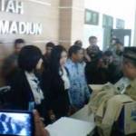 Para perangkat desa saat demo di Pemkab Madiun. (Zainal Abidin/BangsaOnline)