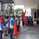 Puluhan buruh PT Wim Cycle saat berunjuk rasa di depan kantor Pemkab Gresik. foto: syuhud/ BANGSAONLINE