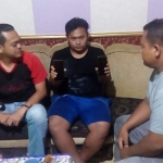 Tersangka (tengah) diamankan bersama barang bukti dua Hp.