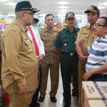 Wabup Timbul saat sidak stok masker dan hand sanitizer di sejumlah apotek dan swalayan.