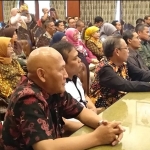 Para Rektor dan Kepala SMA/SMK saat mendengarkan paparan Wali Kota Malang Sutiaji membahas aksi mahasiswa belakangan ini, Jumat (27/09). foto: IWAN IRAWAN/ BANGSAONLINE