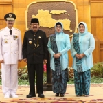 Gubernur Jatim bersama istri foto bersama Pj Bupati Pamekasan bersama istri.