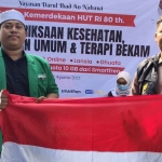 Pembagian Bendera Merah Putih yang dilakukan Yayasan Darul Ibad menjelang perayaan HUT ke-80 RI.