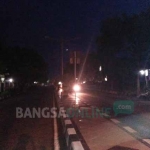 Kondisi Jalan Tembus di Kelurahan Gedongombo, Kecamatan Semanding, Kabupaten Tuban saat malam hari. foto: GUNAWAN/ BANGSAONLINE