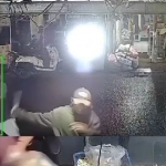 Tangkapan layar CCTV saat pelaku berusaha menyerang korban di Jl Raya Tambakrejo, Waru