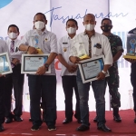 Sejumlah Kepala Desa yang menerima penghargaan dari PWI Jombang di acara puncak HPN 2022.