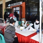 Seluruh penumpang pesawat Lion Air saat menjalani screening di lobi Bandara Lama Juwata, Kota Tarakan, Kamis (23/4).