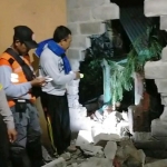 Petugas gabungan TNI-Polri dan petugas dari BPBD Kabupaten Kediri saat mengecek kerusakan rumah milik Kamainen. (foto: ist)