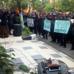 Puluhan warga saat berorasi di depan Kantor KPU Lamongan.