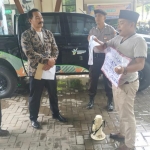 Basri saat menggelar aksi tunggal di Dinas Kesehatan. 