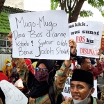 Para guru dan kepala madrasah saat demo di depan kantor Kemenag Kabupaten Kediri sambil membentangkan poster-poster tuntutan.