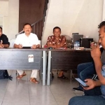 Ketua Penjaringan DPC Gerindra Asikin Harianto saat menjelaskan pendaftaran Moh. Qosim sebagai bacabup. foto: SYUHUD/ BANGSAONLINE