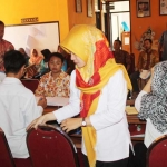 Para pendaftar PPK dan PPS mereka sudah mulai antri di tempat pendaftaran, bahkan KPU sudah antisipasi jika pendaftar membludak mendekati hari terakhir. Foto: BAMBANG DJ/BANGSAONLINE