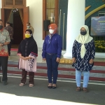 Penyerahan bantuan kepada keluarga korban meninggal akibat Covid-19 di Gedung Negara Grahadi Surabaya, Senin (10/5/2021).