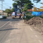 Pengerjaan proyek jaringan pipa di Kecamatan Rembang, Kabupaten Pasuruan. (foto: ist)