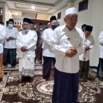 Prof Dr KH Asep Saifuddin Chalim saat menjadi imam salat malam di kediaman Ning Ima, salah seorang putrinya, di kawasan Pondok Pesantren Amanatul Ummah Jalan Siwalankerto Surabaya, Kamis (22/4/2021) malam. Foto: mma/bangsaonline.com  