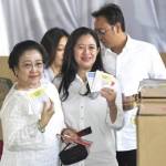 Puan Maharani bersama ibunya, ketua umum DPP PDIP Megawati Soekarnoputri saat memberikan suara dalam pemilu. foto vivanews.com 