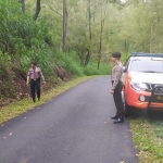 Anggota Satsabhara Polres Batu berhenti sejenak untuk melihat rindangnya pepohonan.