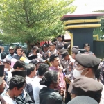 Massa aksi ketika menggeruduk Kantor DPMD Bangkalan.
