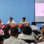 Kepala Dinas Sosial Kota Kediri (tengah), Paulus Luhur Budi, saat memimpin rapat. Foto: Ist