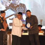 Ketua Umum Yayasan Bina Cendikia Muslim Pancasila, KH. Anwar Iskandar (tengah), didampingi Rektor Uniska, Bambang Yulianto, saat menyerahkan penghargaan kepada Wali Kota Kediri, Abdullah Abu Bakar. Foto: Ist