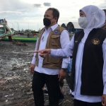 Gubernur Jawa Timur, Khofifah Indar Parawansa, bersama  Bupati Jember, Hendy Siswanto, saat meninjau pesisir pantai selatan Kecamatan Puger.