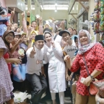Emil Dardak dan Arumi Bachsin menyambangi Pasar Tegalombo, Pasar Minulyo, dan Pasar Arjowinangun di Kabupaten Pacitan. foto: ist