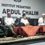 DARI KIRI KE KANAN: Ketua PCNU Mojokerto KH Abdul Adhim Alwi, Ketua PCNU Probolinggo KH Jamaluddin, Ketua Dewan Masjid Indonesia (DMI) Jawa Timur KH Muhammad Roziqi, Prof Dr KH Asep Saifuddin Chalim M.Ag, dan Plt Ketua Dewan Syuro Partai Kebangkitan Bangsa (PKB) H Ahmad Baidowi dalam Munajat Covid-19 di Guest House Institut KH Abdul Chalim Pacet Mojokerto Jawa Timur, Kamis (9/7/2020) malam. foto: MMA/ bangsaonline.com