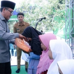 Bupati Pamekasan Baddrut Tamam memberikan santunan terhadap 1.480 anak yatim secara simbolis.