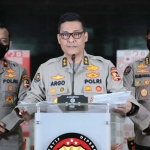 Kadiv Humas Polri Irjen Raden Prabowo Argo Yuwono membacakan keputusan telegram kapolri bernomor ST/322/XI/Kep/2020.