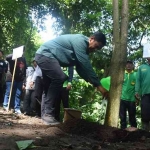 Wali Kota Kediri Abdullah Abu Bakar saat melakukan penanaman pohon di kawasan Sumber Cakarsi Kota Kediri. Foto: Ist.