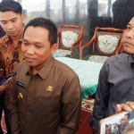 Bupati Lumajang bersama dua pengacara menanggapi laporan Basuki Rahmad ke Polres Lumajang atas dugaan penyebaran video pengusiran.