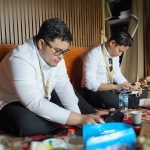 Bupati Kediri Hanindito Himawan Pramana saat manfaatkan waktu istirahat untuk kerjakan tugas. 
(Ist)