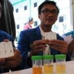 Para pengurus PMII ikuti tes urine di Surabaya kemarin. [ft-ssn]