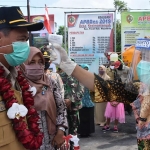 Bupati Pungkasiadi ketika di-thermogun sesaat sebelum menyerahkan bantuan ke kampung tangguh.