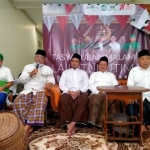 Prof Dr KH Asep Saifuddin Chalim (paling kanan), MA, Dr KH Mujib Qulyubi (pegang mik), Dr KH Abdul Hamid Pujiono (nomor dua dari kanan), dan kiai lain. Foto: MMA/ BANGSAONLINE