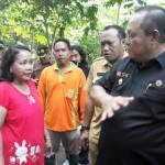 Wawali Suyitno diserbu warga yang menuntut kompensasi dari TPA. foto: yudi eko purnomo/ BANGSAONLINE
