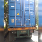 Truk trailer yang parkir dan ditabrak pemotor di Jalan Raya Lingkar Timur Sidoarjo.