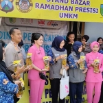 Kapolres Kediri, AKBP Bramastyo Priaji, saat meninjau Bazar Ramadhan. Foto: Ist
