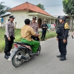 Petugas Polsek Burneh saat melakukan razia sajam dan senpi jelang pilkades.