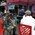 Dandim 0809/Kediri, Letkol Kav. Dwi Agung Sutrisno, S.E., M.Si., (Han) saat berdialog dengan salah satu warga yang terjaring operasi yustisi di Jalan Bandar Ngalim. (foto: ist).