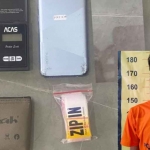 Pelaku beserta barang bukti yang diamankan petugas dari Satresnarkoba Polres Pasuruan.