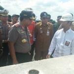 Kapolda Jatim Drs Machfud Arifin dan Pangdam V Brawijaya Mayjen TNI Arif Rahman saat meninjau jembatan penghubung Jombang-Kertosono. foto: RONY S/ BANGSAONLINE